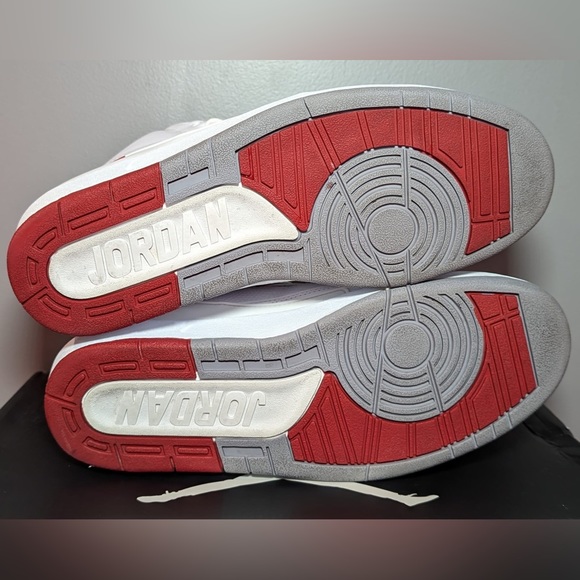 Size 9 - Jordan 2 Retro Chicago Home - Picture 4 of 8